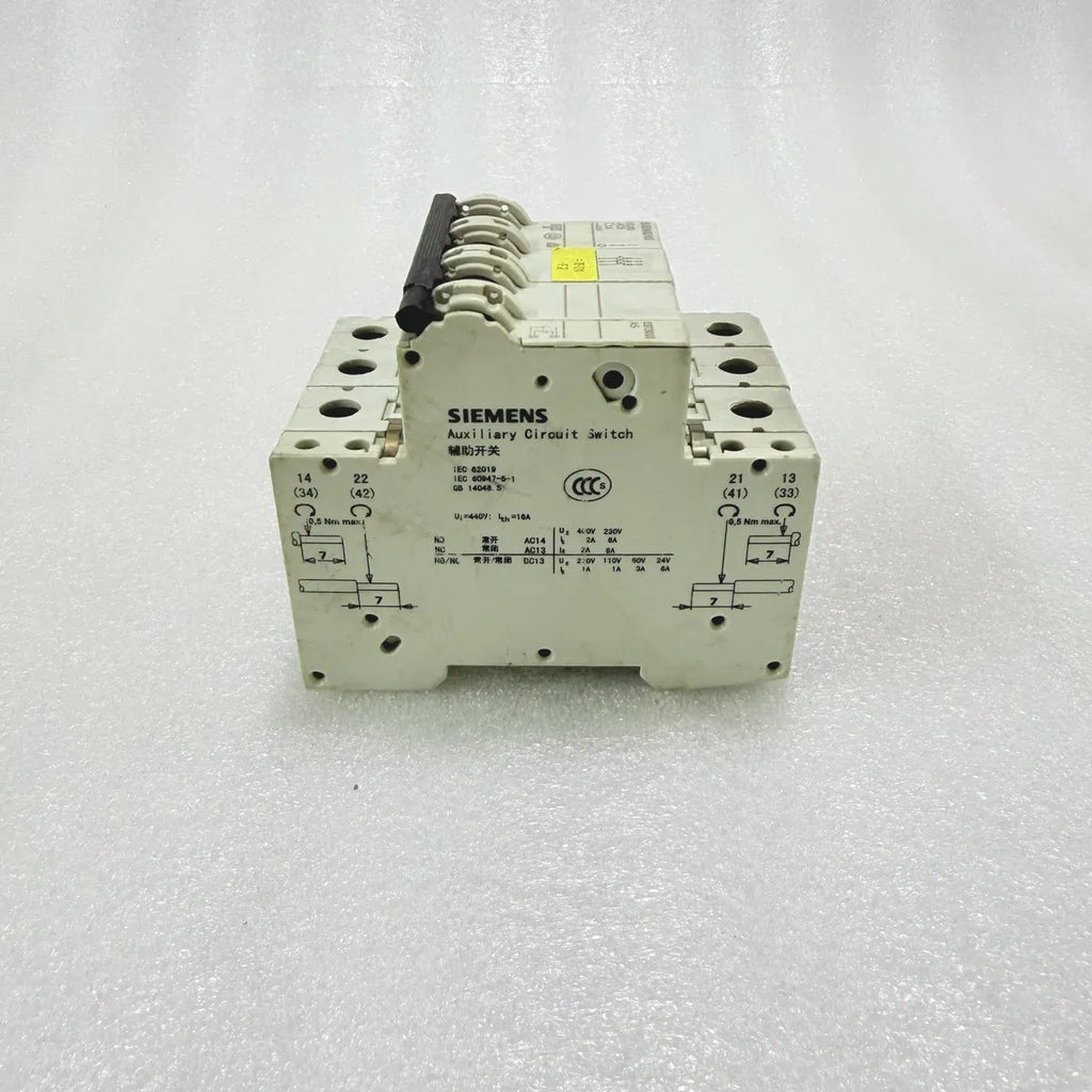 Siemens 5SJ63 MCB C0.6 400V 3P + 5ST3018 Auxiliary Switch Pre-Owned