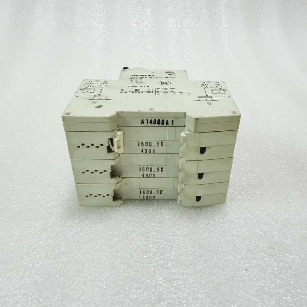 Siemens 5SJ63 MCB C0.6 400V 3P + 5ST3018 Auxiliary Switch Pre-Owned