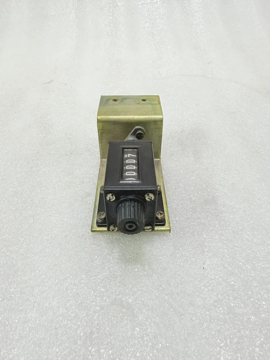 Line Seiki RS-204-5(I)T03 Mechanical Counter with Bracket