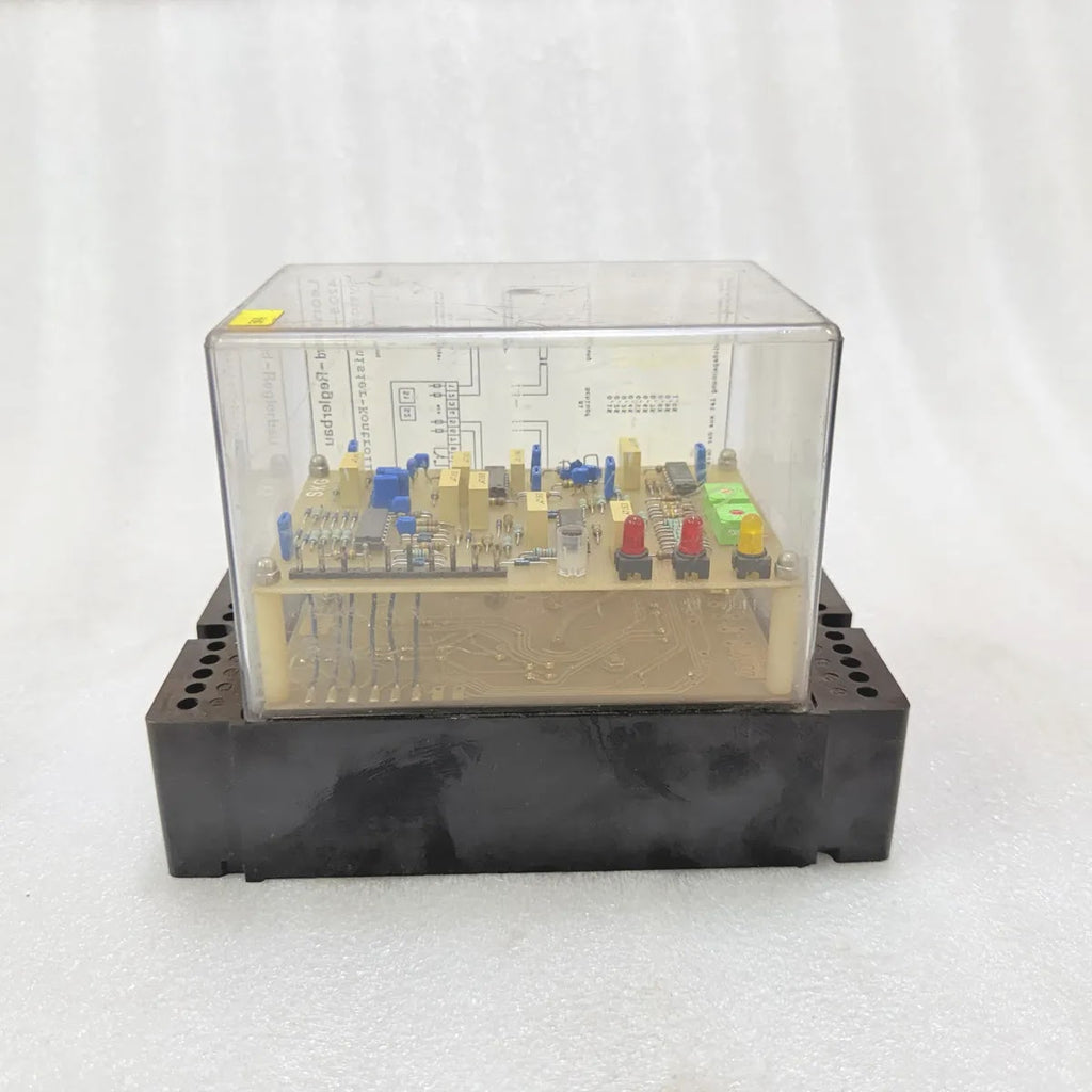 Leonhard-Regelbau Typ SKG Synchronizing Relay 400V 50Hz Plug-In Pre-Owned