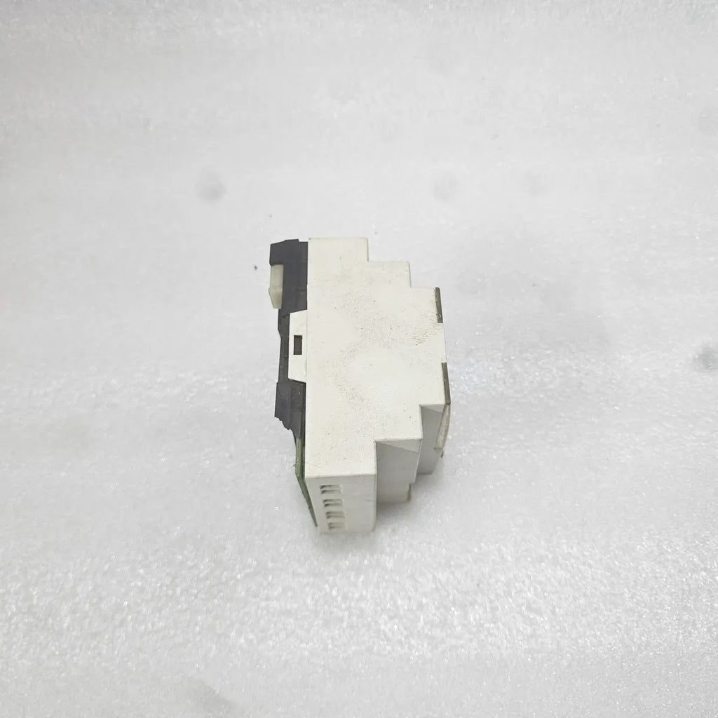 S ELECTRIC SR1 A101FU Zelio Smart Relay 100-240VAC 8A BODY BROKEN WORKING