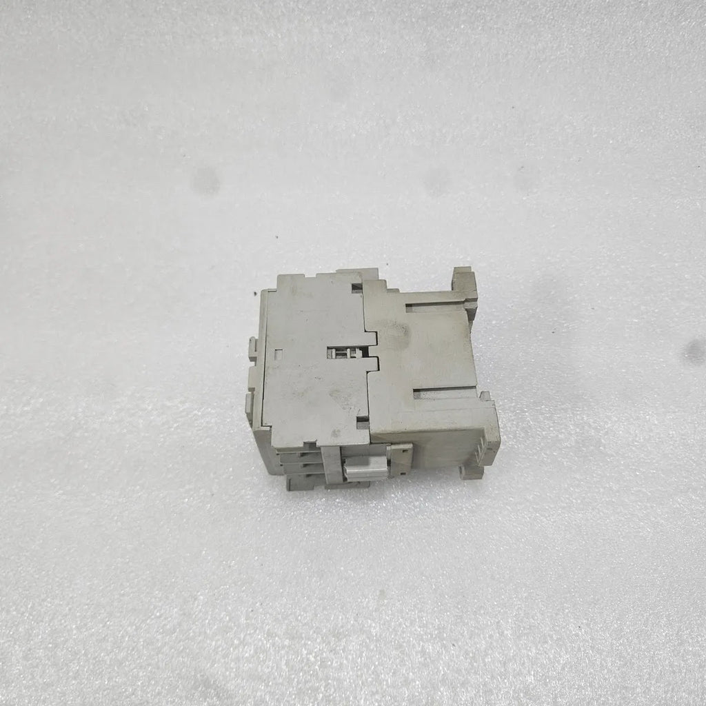 Allen-Bradley C09 Contactor 3P AC-1 32A 600V 110V Coil