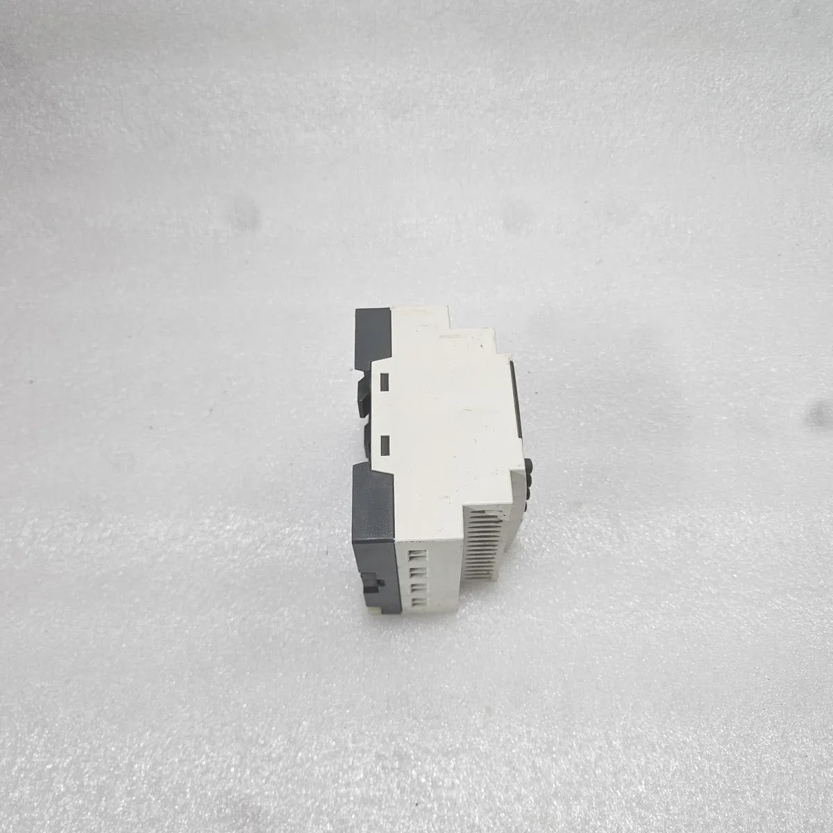 Schneider Electric SR2 B121BD Zelio Smart Relay 24VDC - FOR PARTS