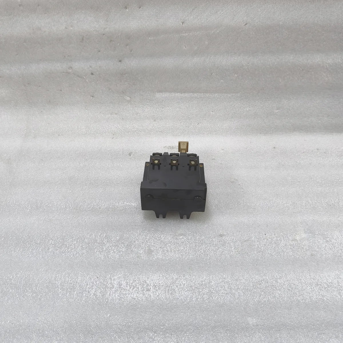 A Bradley 592-B0W16 Control Circuit Overload Relay NEMA A500 120/600V AC Ser A