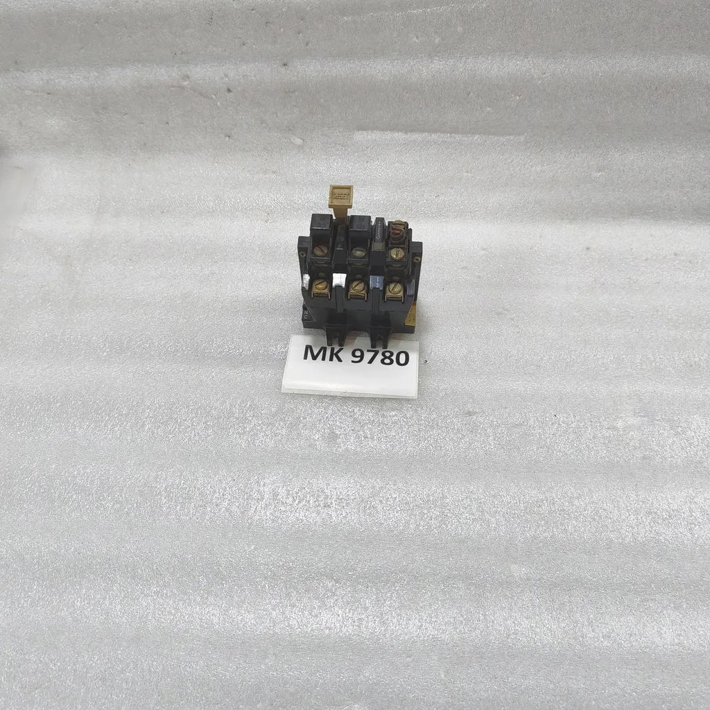 A Bradley 592-B0W16 Control Circuit Overload Relay NEMA A500 120/600V AC Ser A