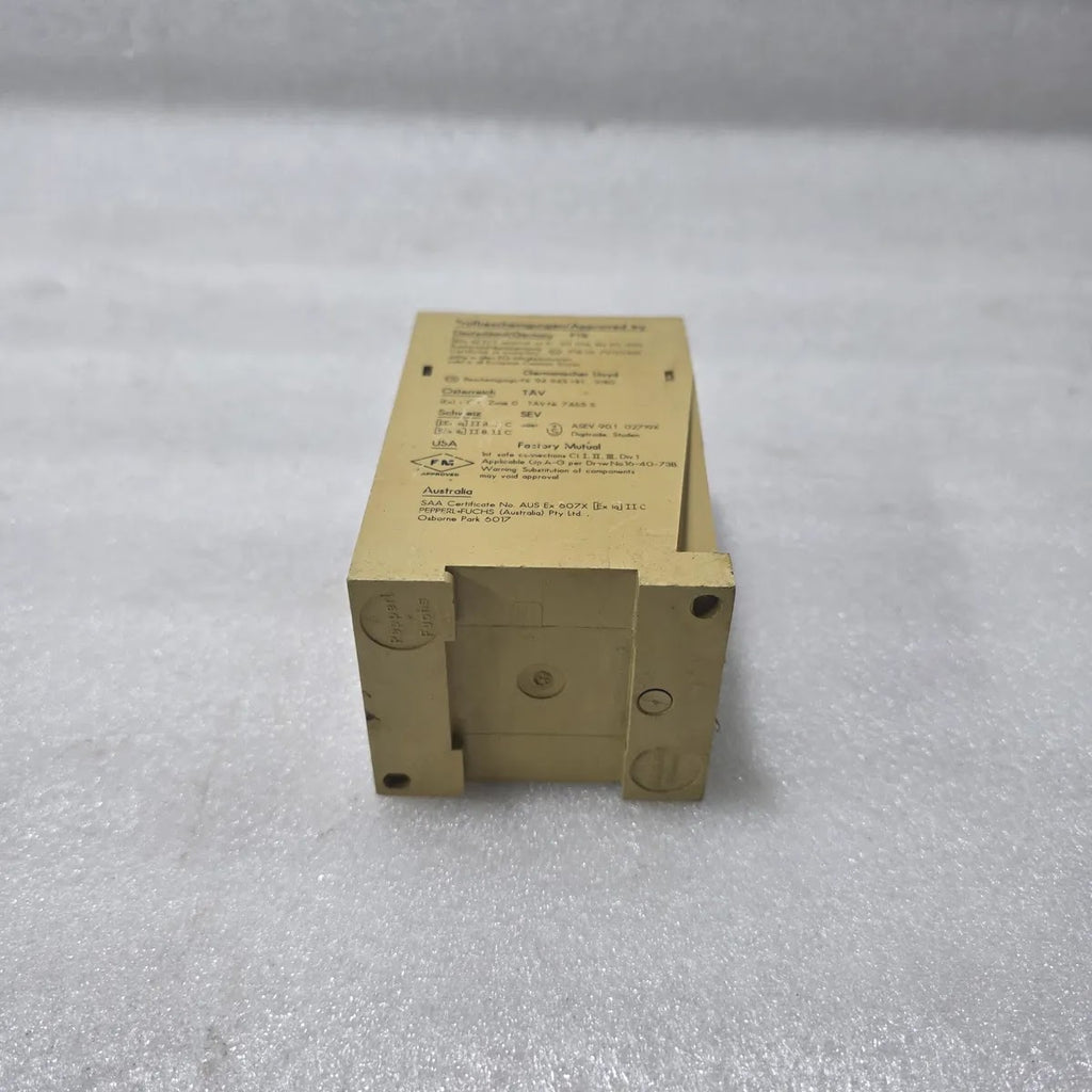 Pepperl+Fuchs WE 77/Ex2 Intrinsic Safety Barrier 220V 01543S Pre-Owned