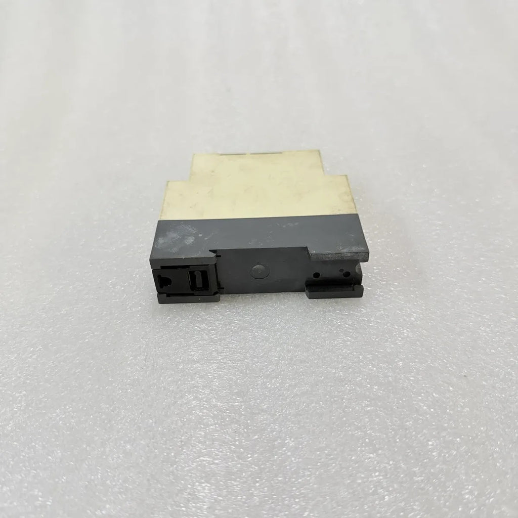 TELEMECANIQU RE7RM11BU Timing Relay 0.05s-300h 110-240V AC/DC 1 C/O 8A Pre-Owned