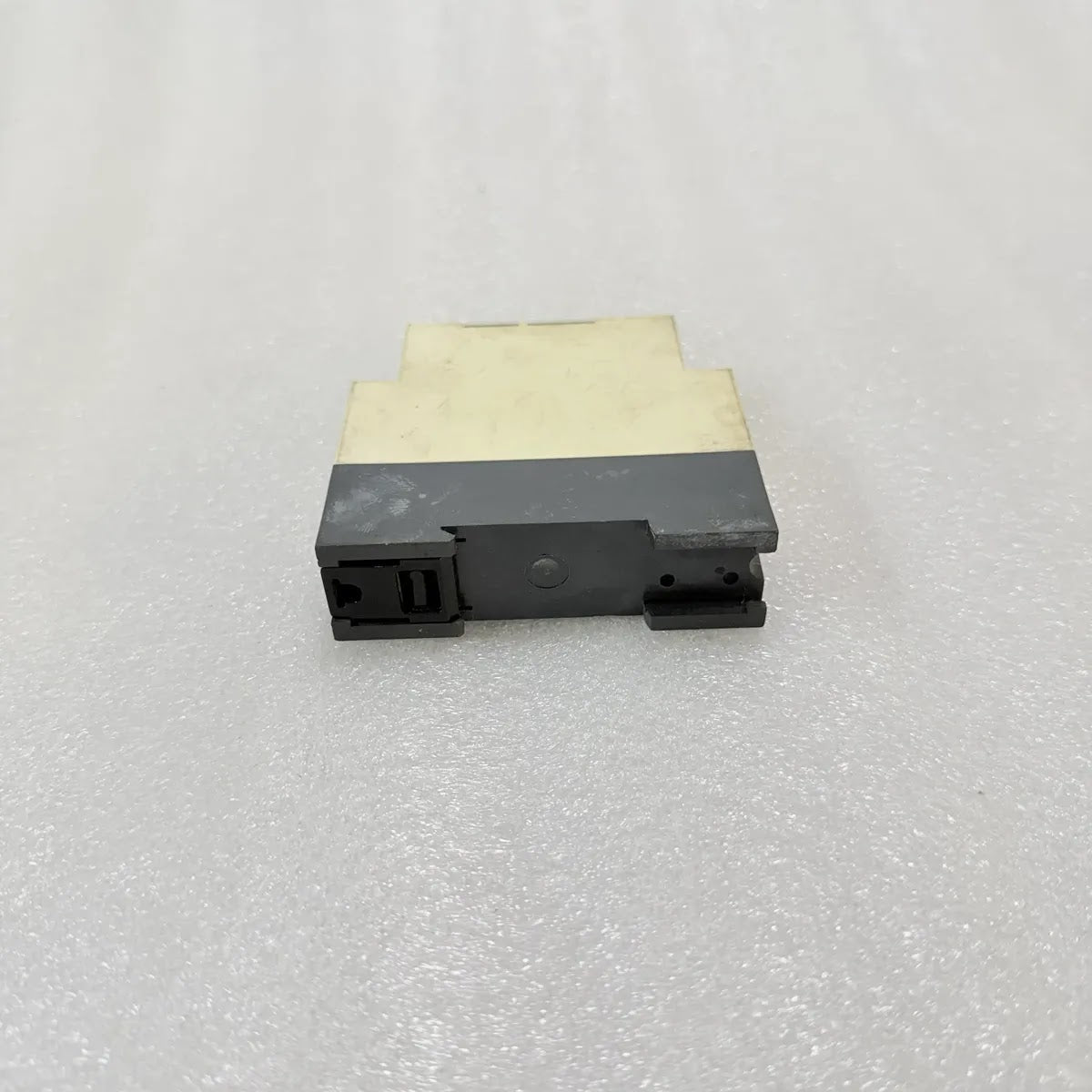 TELEMECANIQU RE7RM11BU Timing Relay 0.05s-300h 110-240V AC/DC 1 C/O 8A Pre-Owned